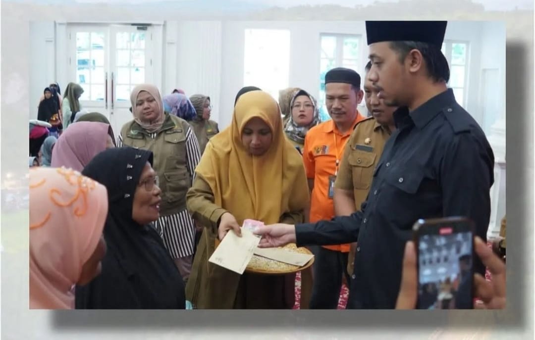 Wali Kota Bukittinggi, Erman Safar serahkan bantuan triwulan II untuk program PKH dan sembako tahun 2024